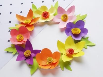 paper plate wreath with flowers